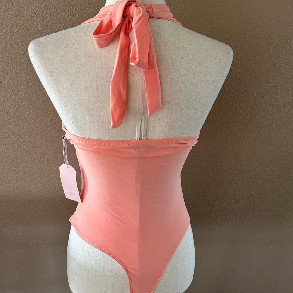 Halter v neckline bodysuit - Picture 6 of 7